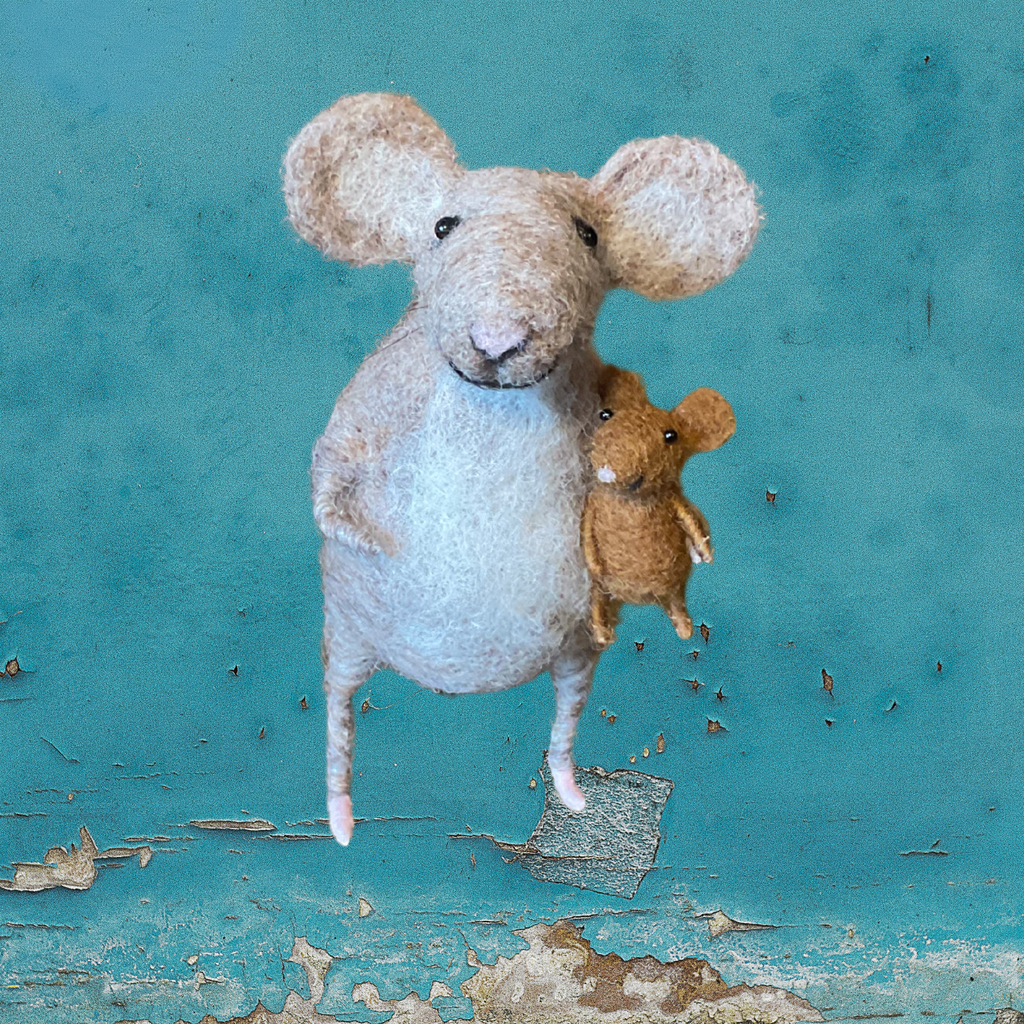 Needlefelt mouse holding a baby