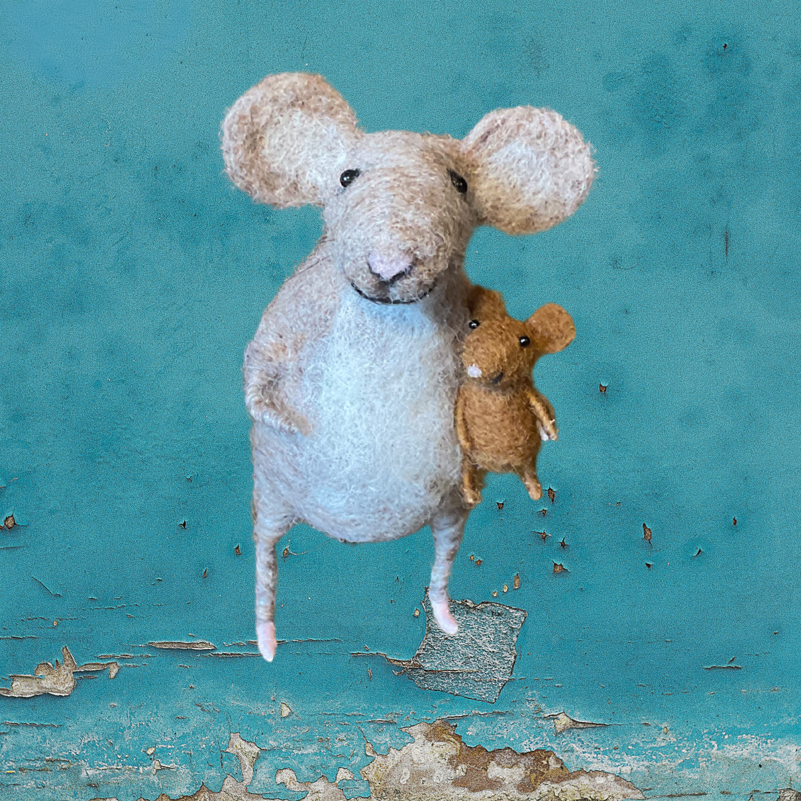 Needlefelt mouse holding a baby