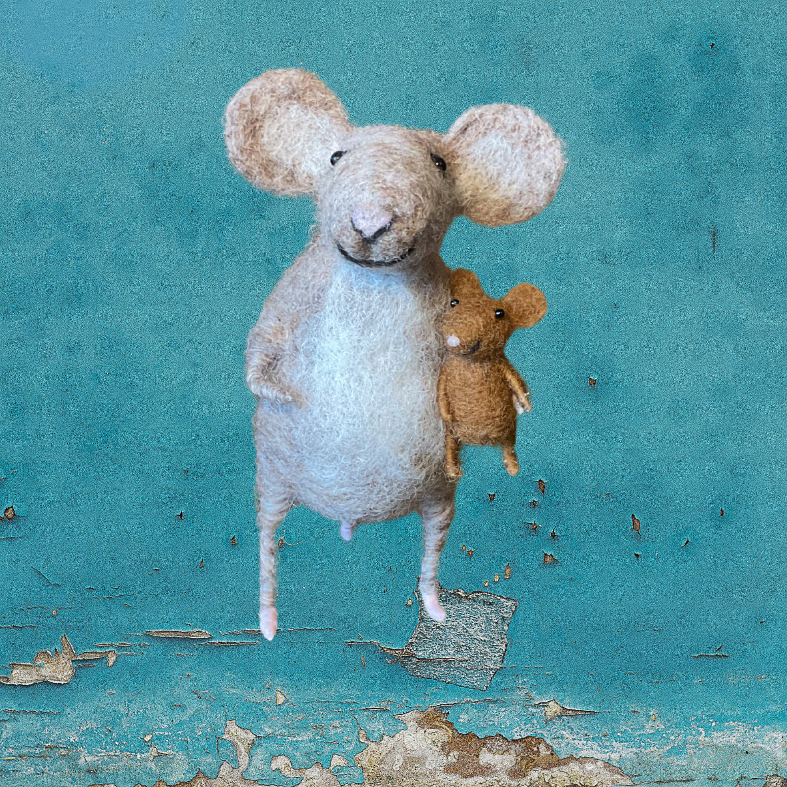 Needlefelt mouse holding a baby mouse