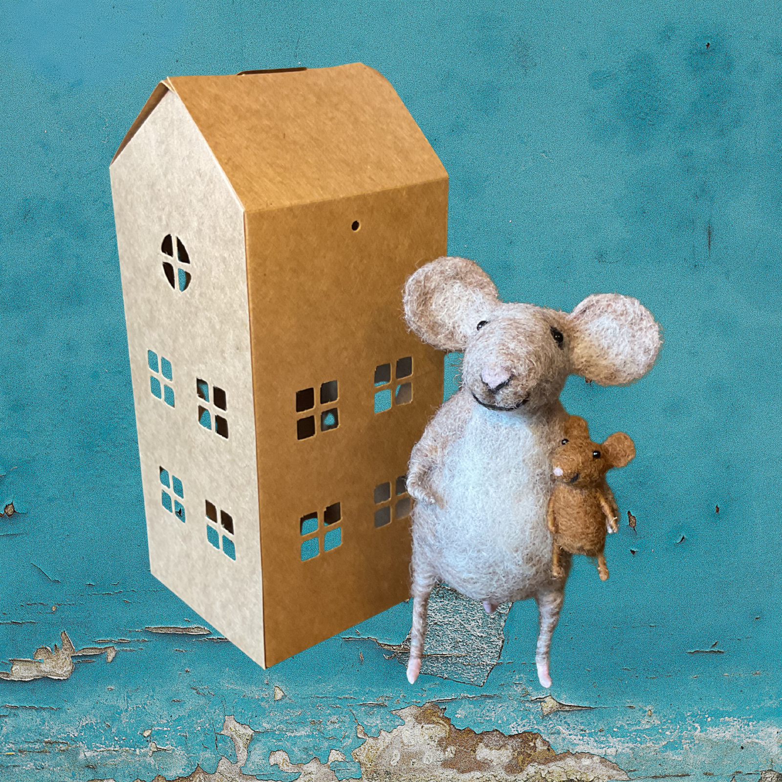 Needlefelt mouse holding a baby mouse With house