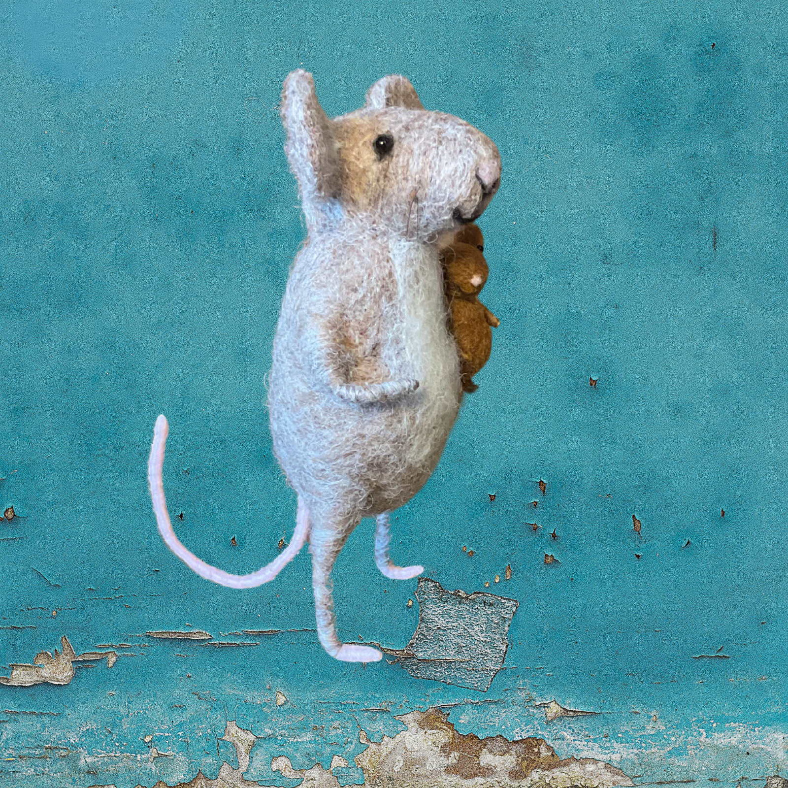 Needlefelt mouse holding baby mouse